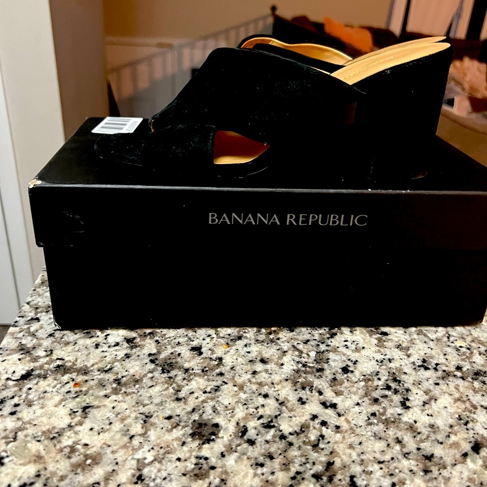 Black suede sandal banana republic woman’s 8 new in box